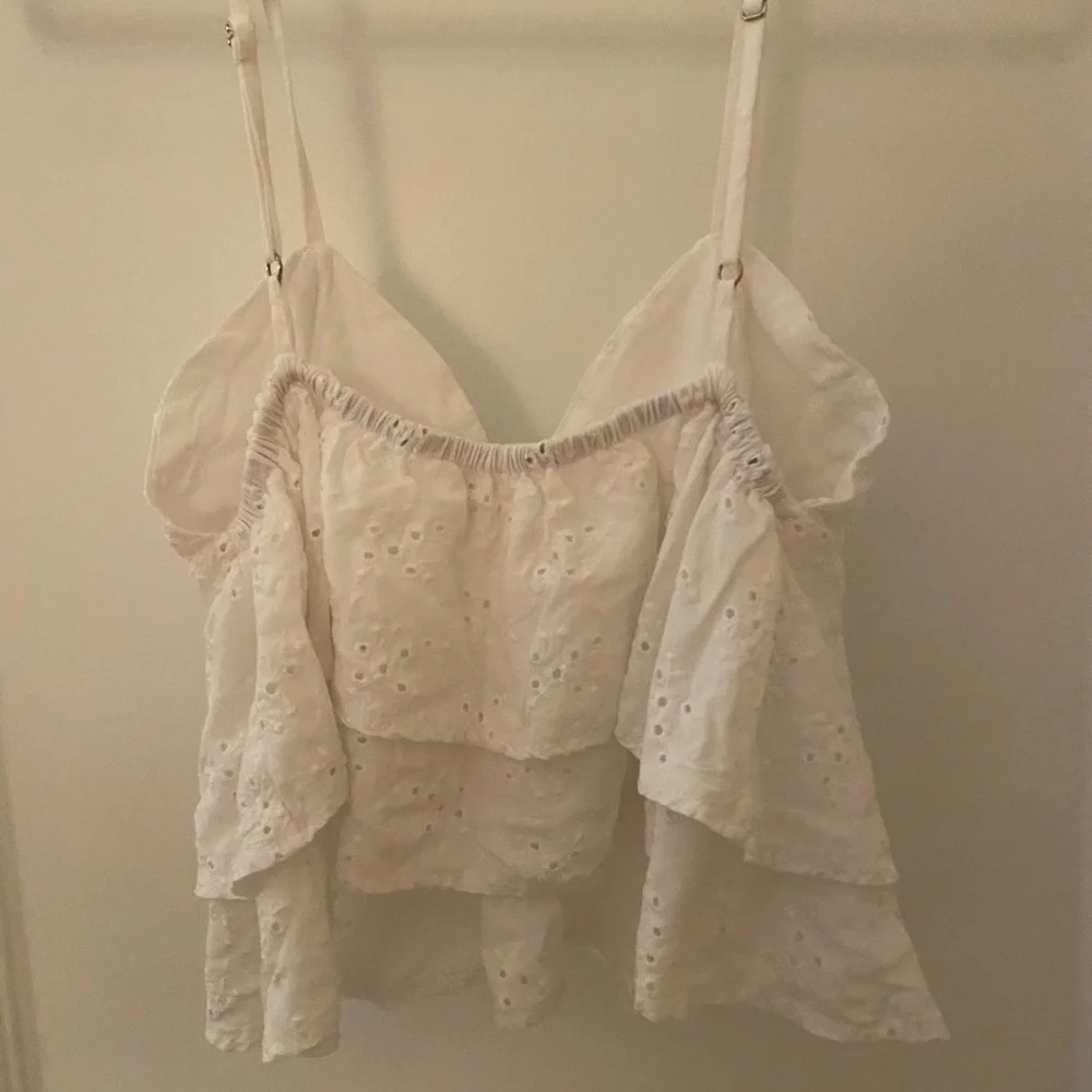Eyelet crop top with slight peplum - Picture 2 of 3